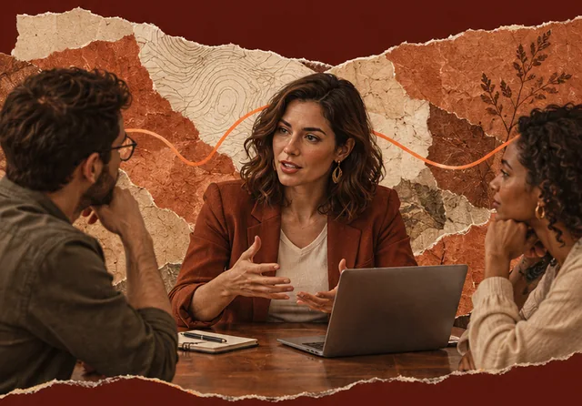 Uma profissional conduz uma conversa com dois colegas diante de um painel de colagem com bordas rasgadas